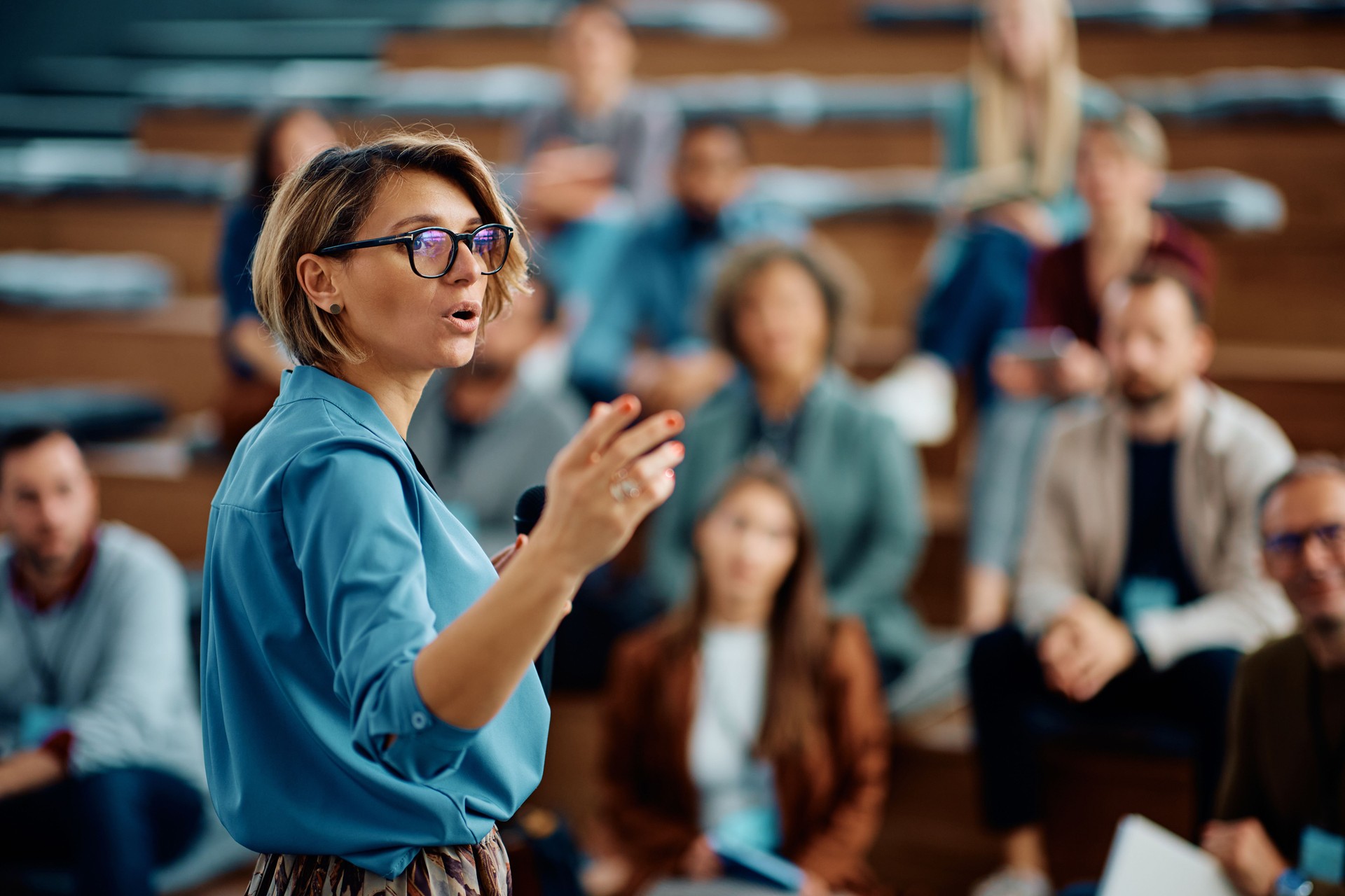 Conférencière faisant une présentation lors d’un séminaire d’entreprise au centre des congrès.