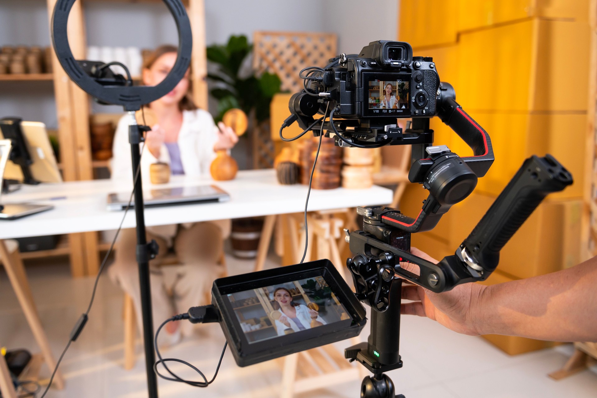 Dans les coulisses d’une jeune jolie femme entrepreneure en direct pour vendre des produits artisanaux aux clients via une caméra professionnelle de tournage